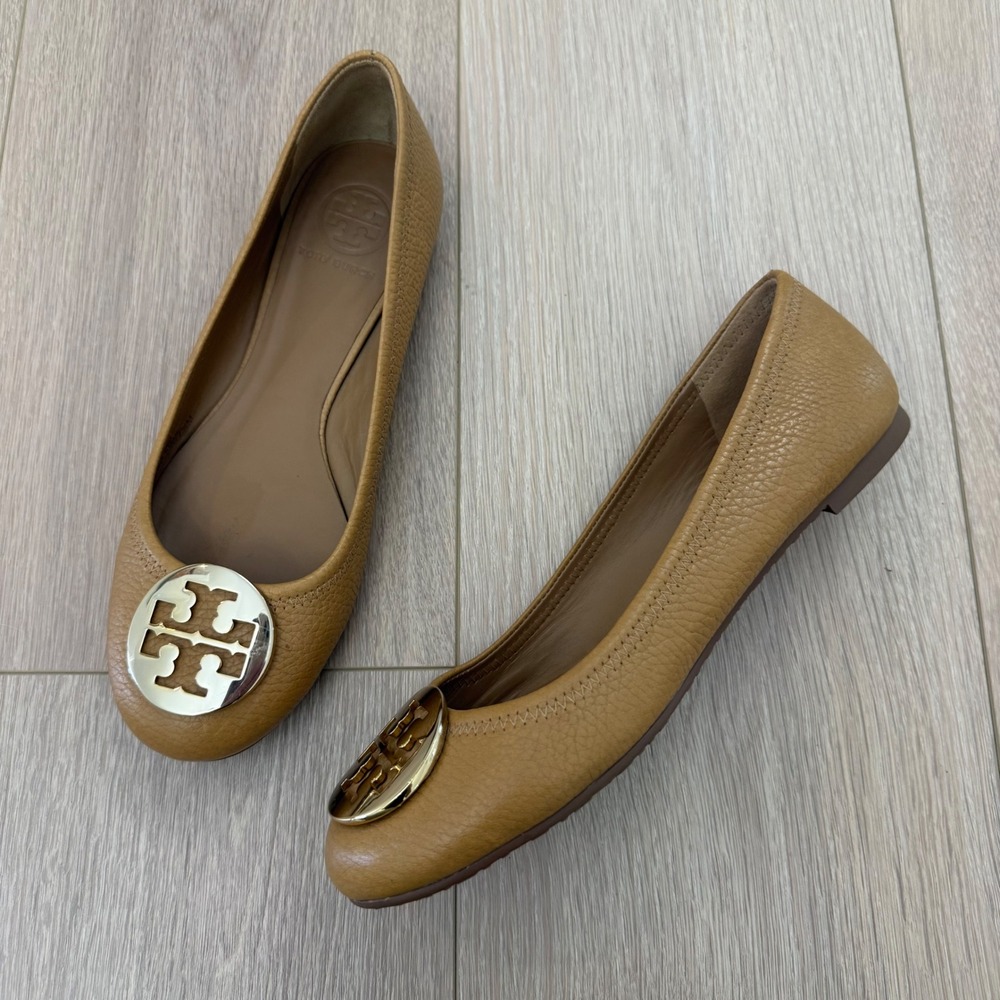 Tory Burch Reva Tan Pebbled Leather Gold Logo Medallion Ballet Flats 7.5M